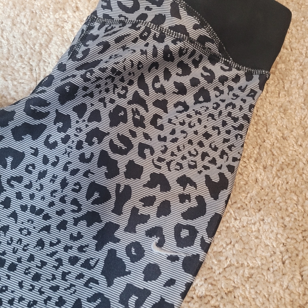 Nike Running legging crop pant workout grey black animal print womens small - Picture 4 of 10